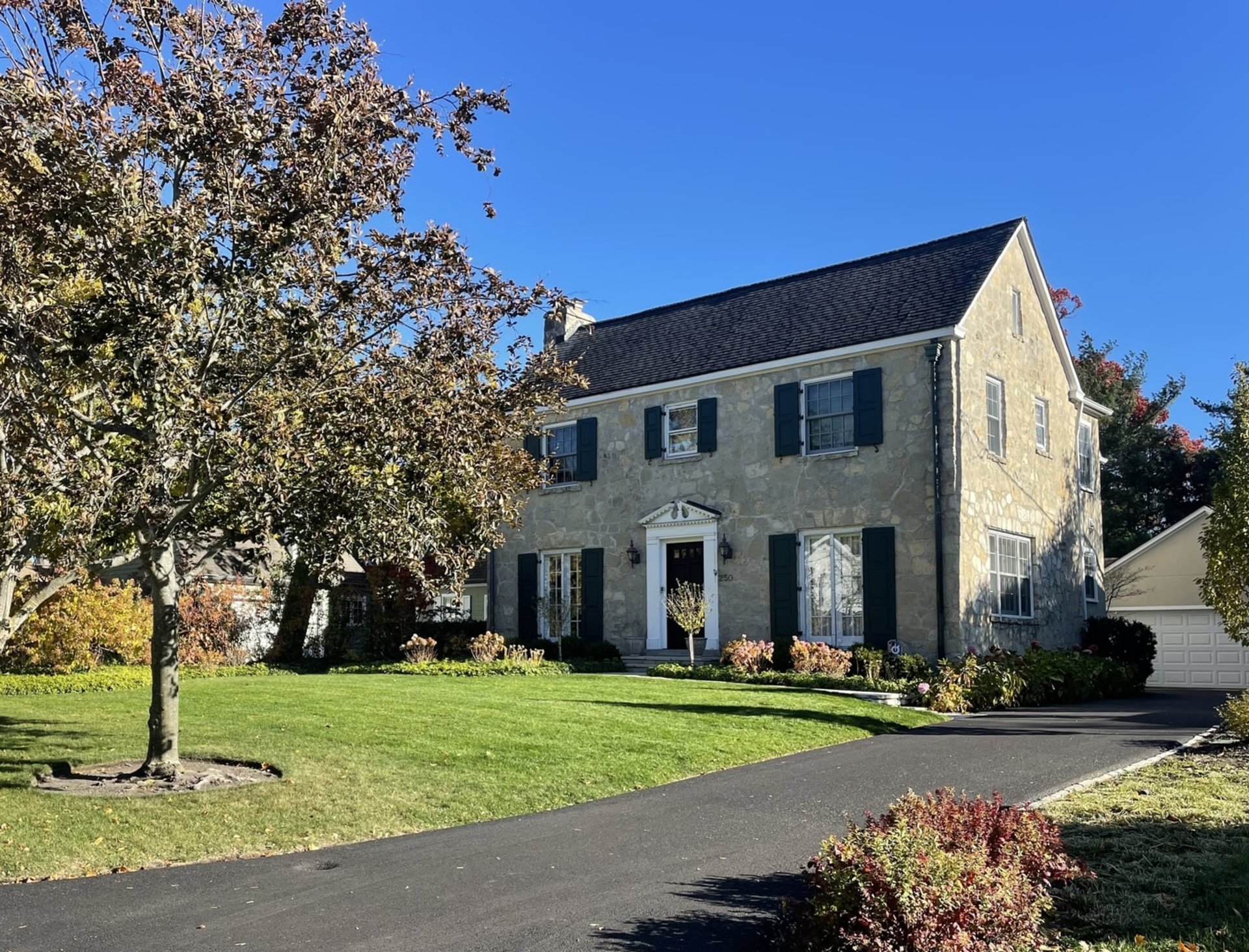 250 Dennis Lane, Glencoe — sold