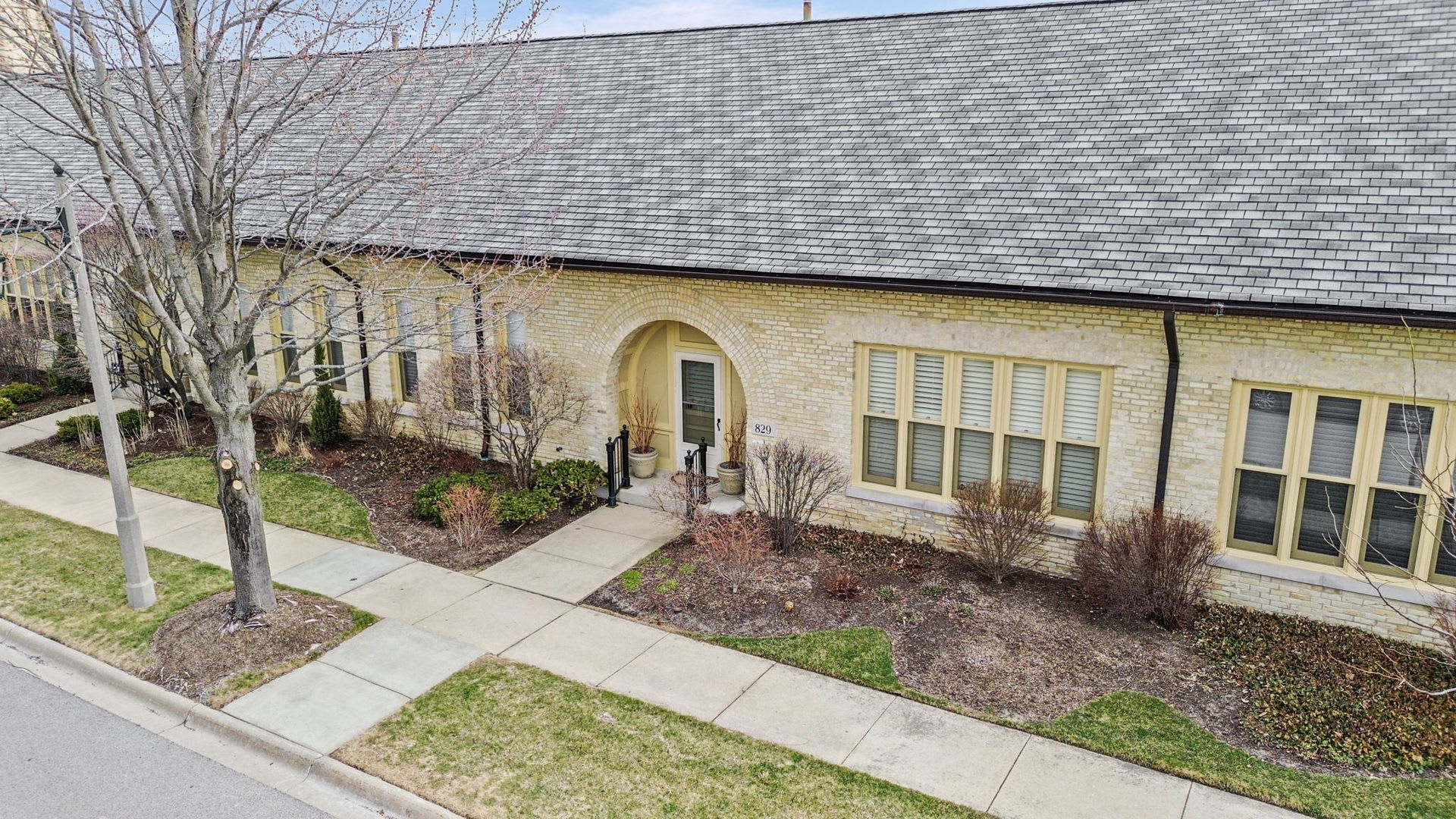 829 Stables Court, Highwood